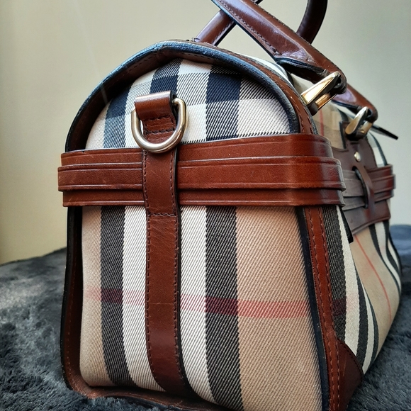 COPY - Vintage Burberry Cube Crossbody Handbag - Picture 6 of 17